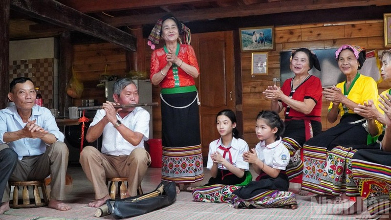 Artisans teach traditional ethnic melodies to the younger generation. (Photo: Dinh Phuong)