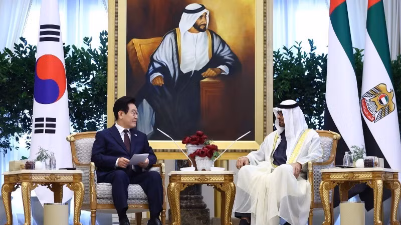 President Lee Jae Myung of the Republic of Korea (left) and UAE President Sheikh Mohamed bin Zayed Al Nahyan (right) during their meeting in Abu Dhabi on November 18, 2025. (Photo: Yonhap/VNA)