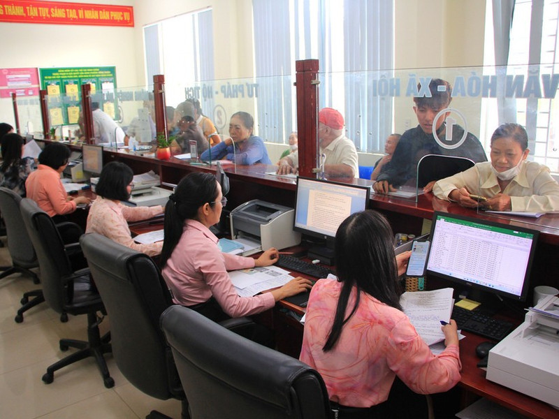 People do administrative procedures at the Public Administration Service Centre of Dong Thuan Ward, Quang Tri Province. (Photo: HIEU MINH)