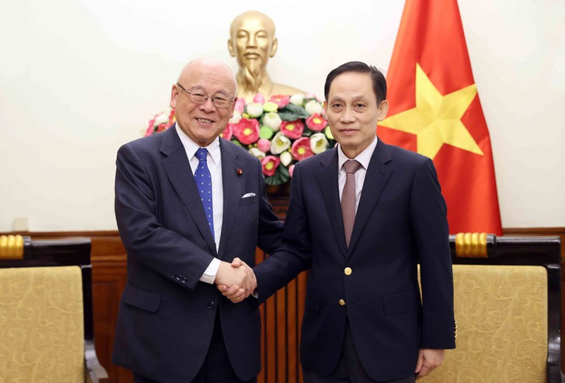 Minister of Foreign Affairs Le Hoai Trung (R) receives Takebe Tsutomu, Special Advisor to the Japan-Viet Nam Parliamentary Friendship Alliance (Photo: VNA)
