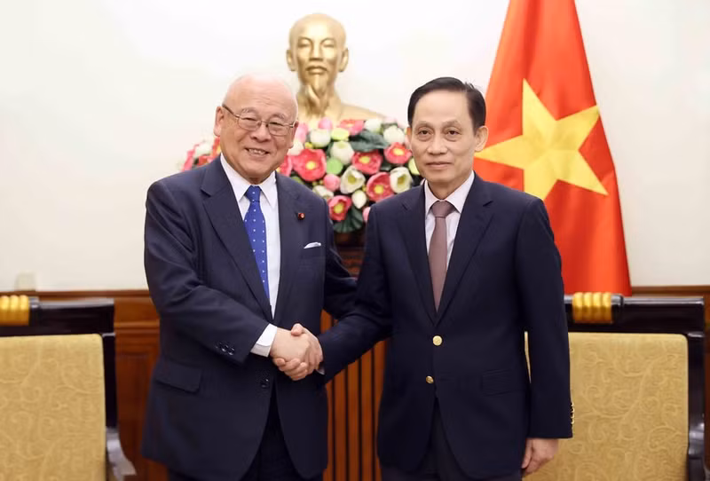 Minister of Foreign Affairs Le Hoai Trung (R) receives Takebe Tsutomu, Special Advisor to the Japan-Viet Nam Parliamentary Friendship Alliance (Photo: VNA)
