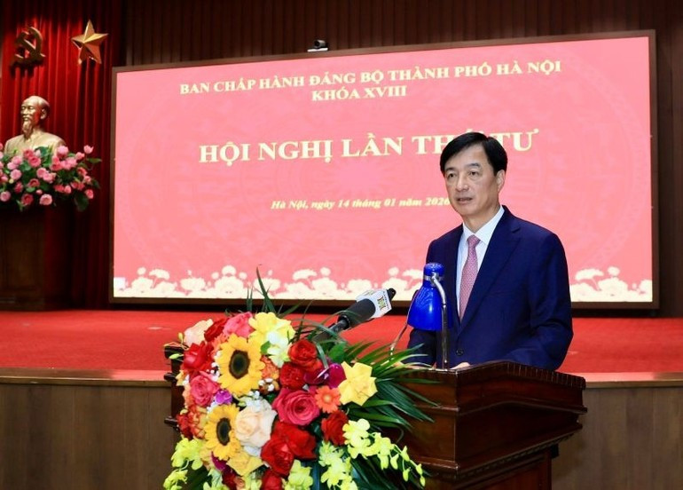 Politburo member and Secretary of the Ha Noi Party Committee Nguyen Duy Ngoc speaking at the meeting.