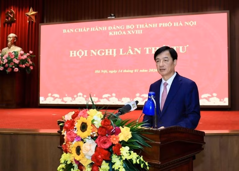 Politburo member and Secretary of the Ha Noi Party Committee Nguyen Duy Ngoc speaking at the meeting.