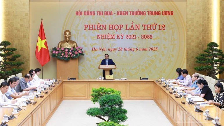 Prime Minister Pham Minh Chinh, Chairman of the Central Council for Emulation and Commendation for the 2021–2026 tenure, chairs the council’s 12th session in Ha Noi, June 28, 2025. (Photo: NDO)