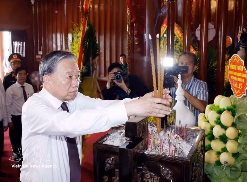 Party General Secretary and State President To Lam offers incense in tribute to martyrs at Gianh Ferry Terminal Special National Historical Site (Photo: VNA)