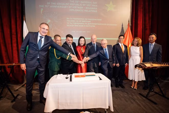 Vietnamese Ambassador Nguyen Thi Minh Nguyet (in red long dress) and officials at the event. (Photo: VNA)