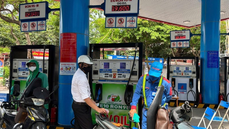People buy biofuel E10 RON95-III at a petrol station on Thai Thinh Street, Ha Noi. (Photo: TRAN THUONG)