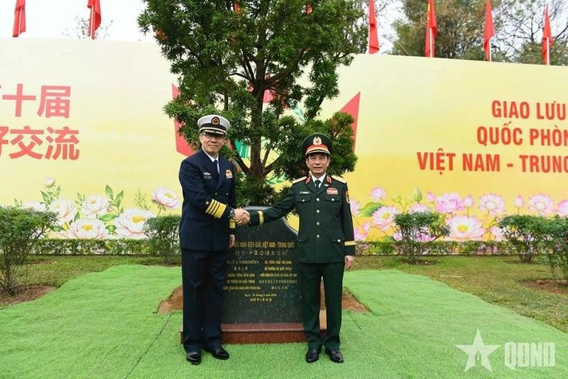 Vietnamese Minister of National Defence General Phan Van Giang (R) and Chinese Minister of National Defence Senior Lieutenant General Dong Jun attend the 10th Viet Nam–China Border Defence Friendship Exchange in Quang Ninh province. (Photo: qdnd.vn)