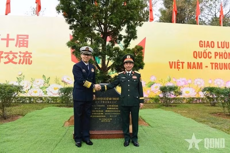 Vietnamese Minister of National Defence General Phan Van Giang (R) and Chinese Minister of National Defence Senior Lieutenant General Dong Jun attend the 10th Viet Nam–China Border Defence Friendship Exchange in Quang Ninh province. (Photo: qdnd.vn)