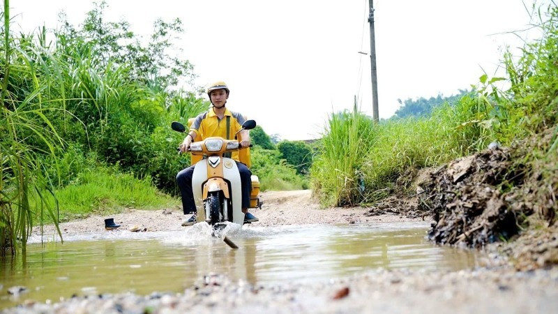 A postal worker in Tuyen Quang Province delivers parcels.