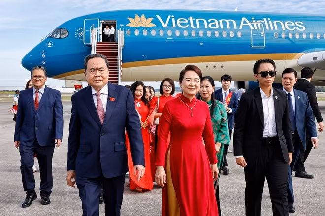 NA Chairman Tran Thanh Man and his spouse Nguyen Thi Thanh Nga at Kuala Lumpur International Airport on September 16 afternoon (Photo: VNA)