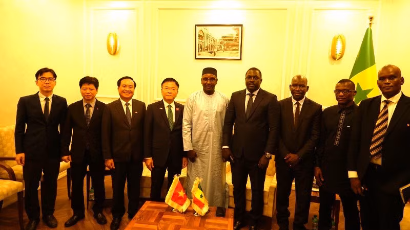 Deputy Prime Minister Le Thanh Long and Senegal's Minister of Water and Sanitation and members of the two countries attend the meeting.