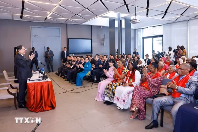 NA Chairman Tran Thanh Man and his spouse with staff of the Vietnamese Embassy and members of the Vietnamese community in Senegal (Photo: VNA)