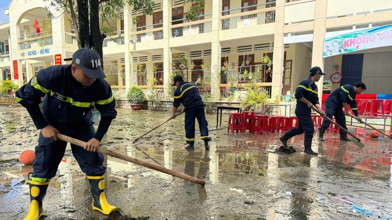 Ho Chi Minh City police, together with local authorities and residents in Dak Lak, work to address the aftermath of the flooding. (Photo: Quang Quy)