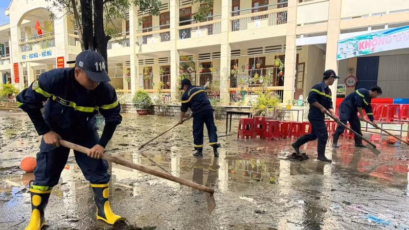 Ho Chi Minh City police, together with local authorities and residents in Dak Lak, work to address the aftermath of the flooding. (Photo: Quang Quy)