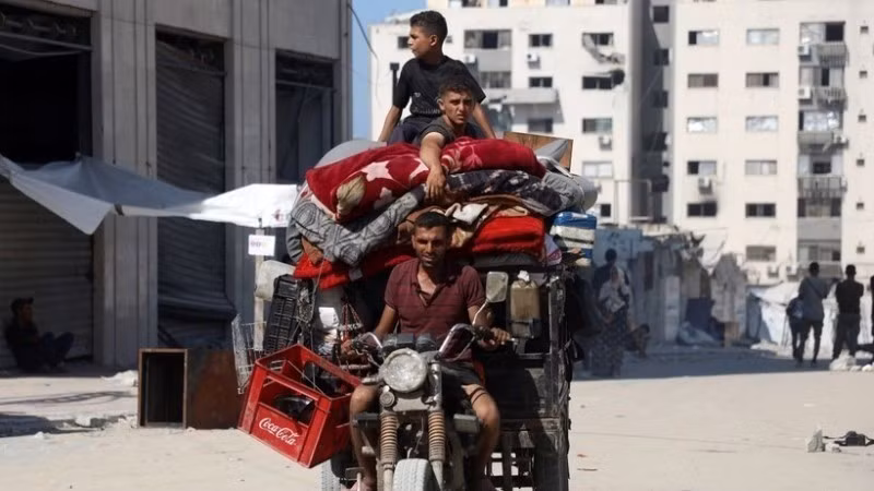 Palestinians evacuate to escape the conflict in Gaza. (Photo: Xinhua/VNA)