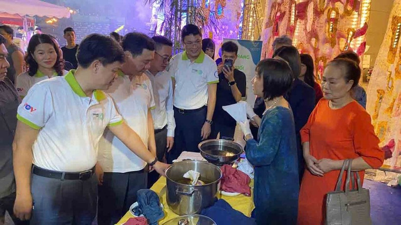 Delegates visit and experience products at the exhibition. (Photo: Thoi But)