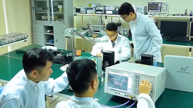 Viettel's team of engineers designs and manufactures 5G equipment.