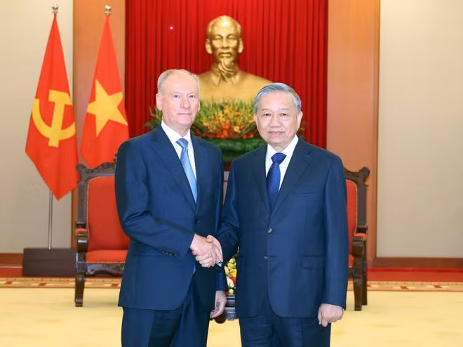 Party General Secretary To Lam (right) and Nikolai Patrusev, Aide to the President of Russia and Chairman of the Maritime Board of Russia, at the meeting in Ha Noi on September 16. (Photo: VNA)