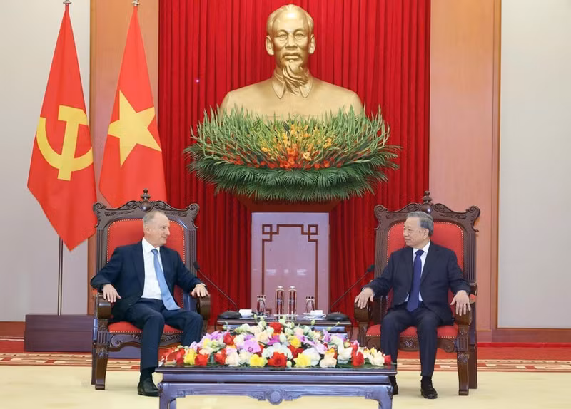 Party General Secretary To Lam (right) receives Nikolai Patrusev, Aide to the President of Russia and Chairman of the Maritime Board of Russia, in Ha Noi on September 16. (Photo: VNA)