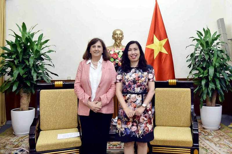Deputy Minister of Foreign Affairs Le Thi Thu Hang (R) and Paola Pampaloni, Deputy Managing Director for Asia and the Pacific at the European External Action Service, at their meeting in Ha Noi on July 22 (Photo: VNA)
