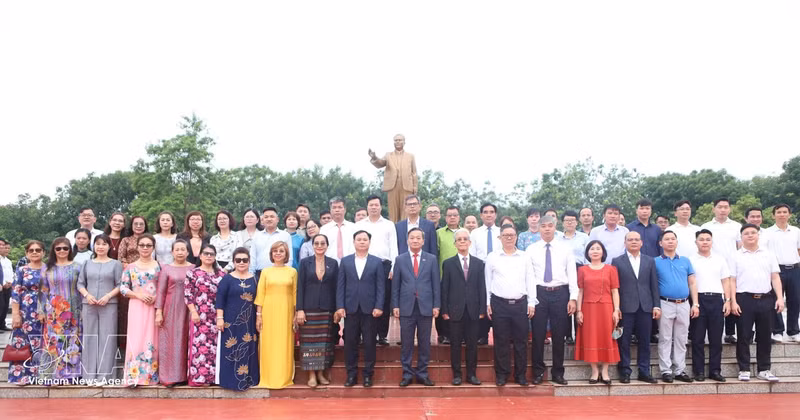 The delegation visit the monument of President Kaysone Phomvihane in Savannakhet province. (Photo: VNA)