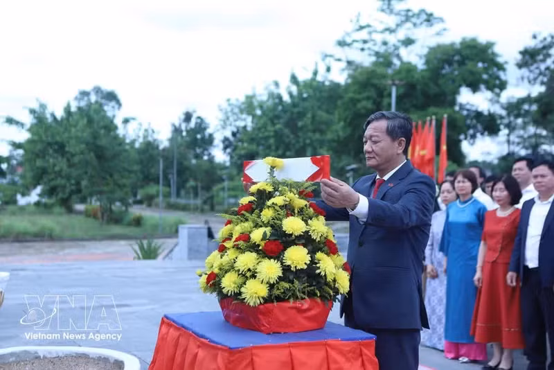 The delegation pay tribute at the Viet Nam–Laos Combat Alliance Monument in Khammouane province. (Photo: VNA)