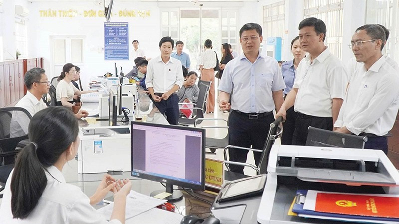 Leaders of Hue City inspect the operation of the Quang Dien commune government model. (Photo: D. Quang)
