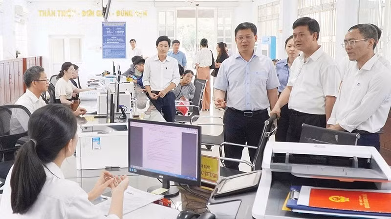 Leaders of Hue City inspect the operation of the Quang Dien commune government model. (Photo: D. Quang)