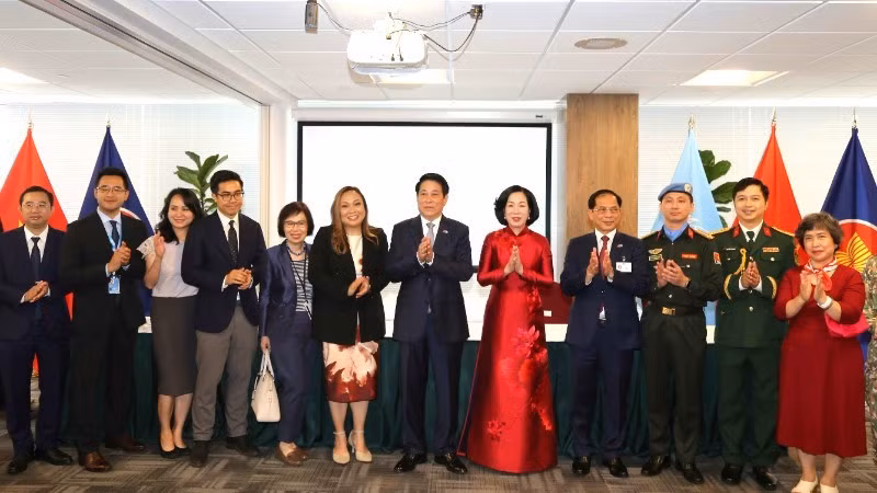 President Luong Cuong meets with officials and staff of representative agencies and representatives of the Vietnamese community in the (Photo: XUAN KY)