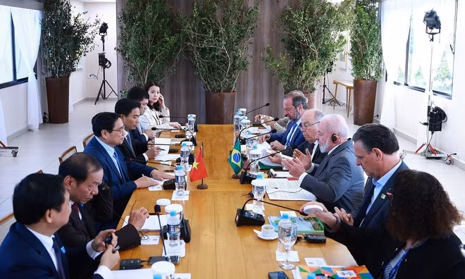 A view of the talks between PM Pham Minh Chinh and Brazilian President Luiz Inacio Lula da Silva. (Photo: VNA)