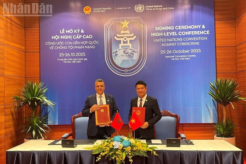 Prosecutor General of the Supreme People’s Procuracy of Viet Nam Nguyen Huy Tien and Moroccan Minister of Justice Abdellatif Ouahbi sign the mutual legal assistance agreement in criminal matters between Viet Nam and the Kingdom of Morocco.