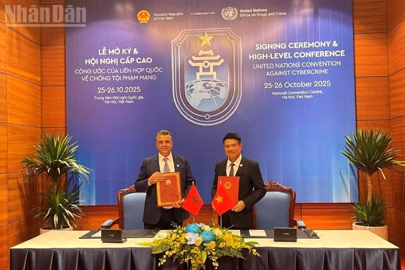 Prosecutor General of the Supreme People’s Procuracy of Viet Nam Nguyen Huy Tien and Moroccan Minister of Justice Abdellatif Ouahbi sign the mutual legal assistance agreement in criminal matters between Viet Nam and the Kingdom of Morocco.