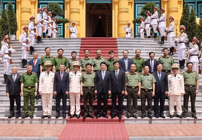 State President Luong Cuong poses for a photo with public security officers (Photo: VNA)
