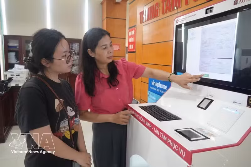 At a public administrative centre in Thanh Hoa province (Photo: VNA)