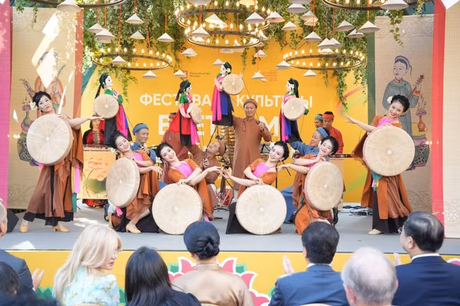 An art performance at the Vietnamese Cultur Festival in Moscow (Photo: VNA)