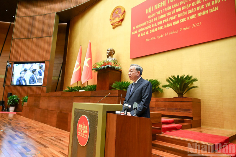 Party General Secretary To Lam delivers a directive speech at the conference.