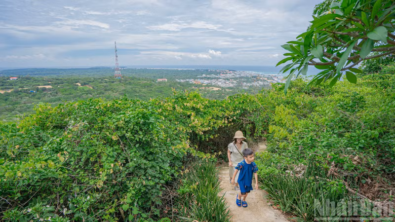 The trail leading to the summit consists of more than 120 winding stone steps. The climb offers an exciting experience for visitors of all ages, as each step upwards reveals an increasingly expansive view of the ocean.