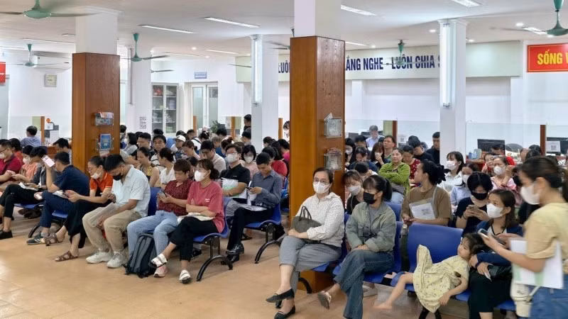 Workers are waiting to complete unemployment benefit procedures at the Ha Noi Employment Service Centre.