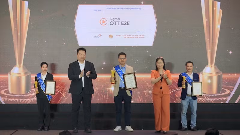 A representative of Thu Do Multimedia receives the award in the Media Tech category. (Photo: T.D)