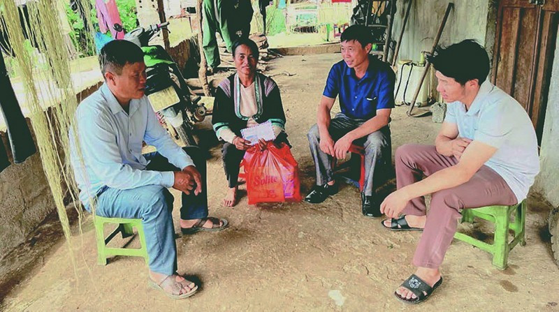 Ethnic minority commune leaders remain closely connected to their localities, regularly disseminating information to encourage residents to comply with the State’s policies and laws. (Photo: baolaichau.vn)