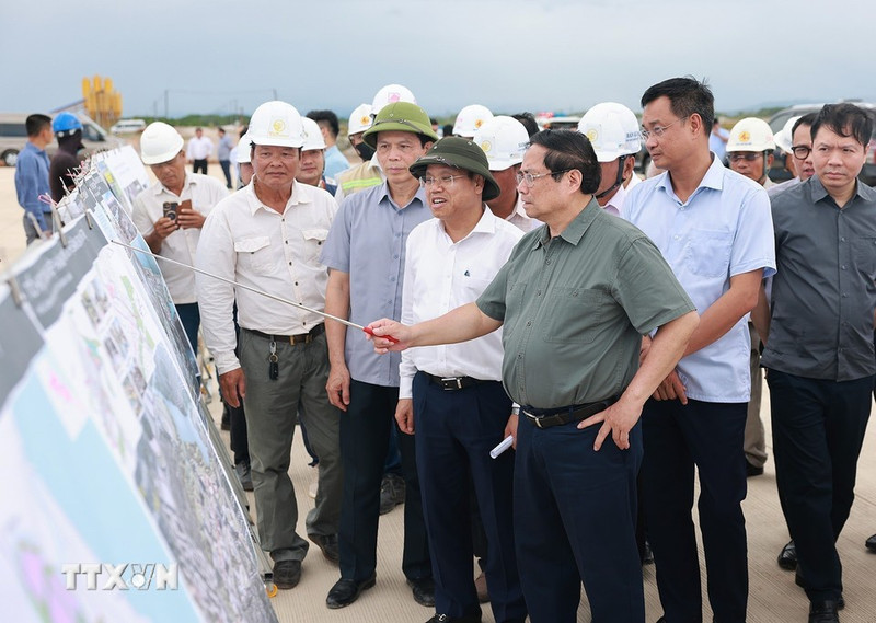 Prime Minister Pham Minh Chinh inspects the construction of the Quang Tri Airport Urban–Aviation Industrial Complex Project, July 26. (Photo: VNA)