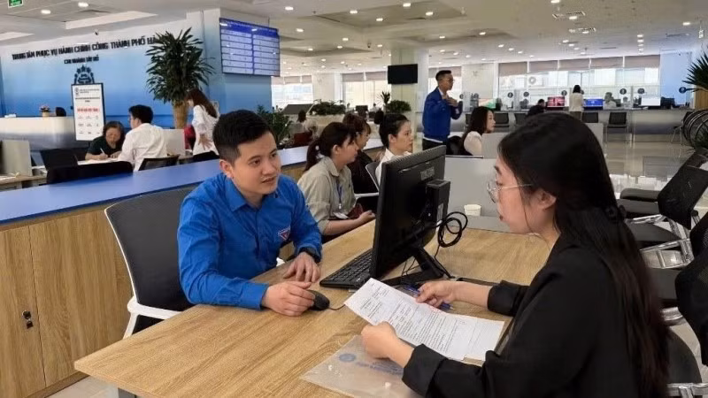 Youth volunteers in Tay Ho District assist residents in using digital technology. (Photo: Dang Anh)