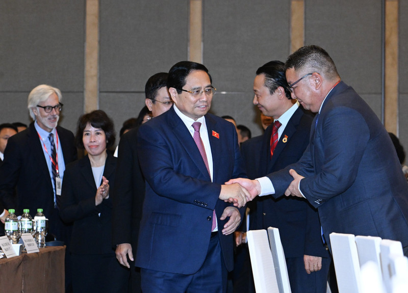 Prime Minister Pham Minh Chinh with delegates attending the annual Viet Nam Business Forum.