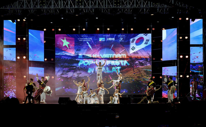 A dancing performance at the opening ceremony of the 2025 K–Viet Nam Pop-up Festa in Dalat on November 8 (Photo: baolamdong.vn)