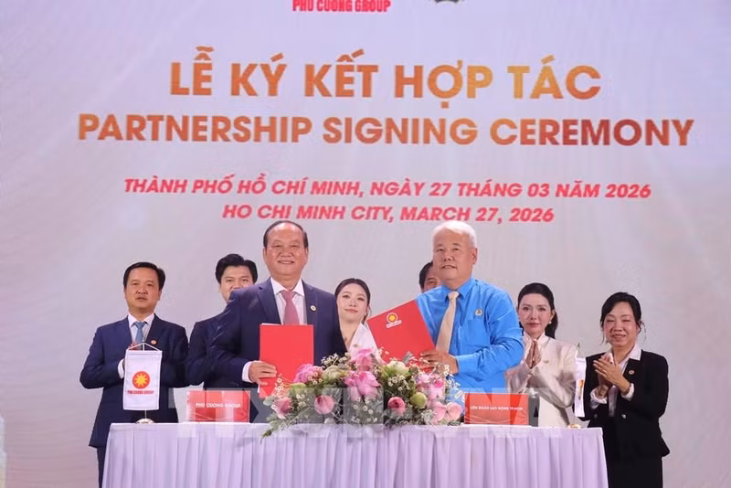 Representatives of the Ho Chi Minh City Labour Federation and Phu Cuong Group Joint Stock Company sign a memorandum of understanding to cooperate on the implementation of social housing projects for workers in Ho Chi Minh City. (Photo: VNA) 