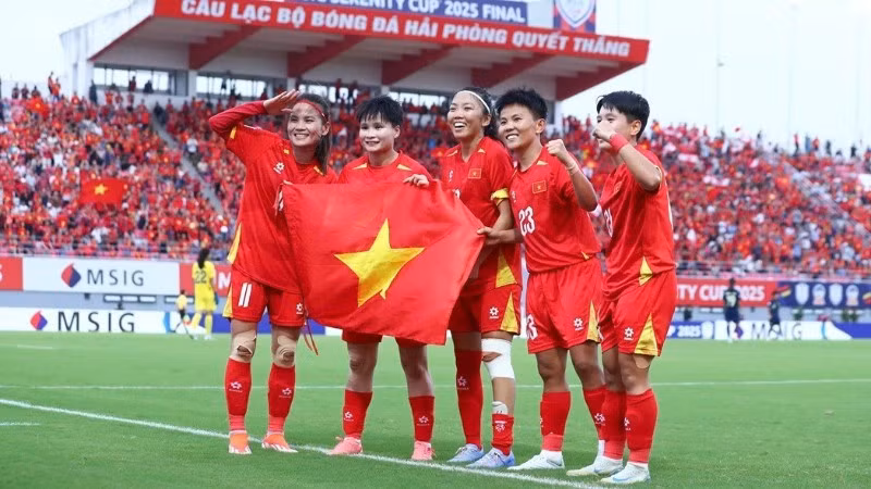 The Vietnamese women's team celebrates their victory over Thailand. (Photo: VFF)