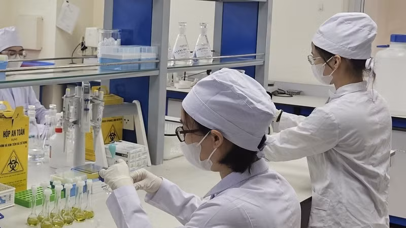 Quality inspection and assessment of medicines at the National Institute for Drug Quality Control. (Photo: Mai Hoang)