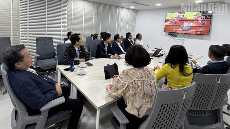 VCBA members follow the closing session of the 14th National Congress of the Communist Party of Viet Nam. (Photo: Dinh Truong)