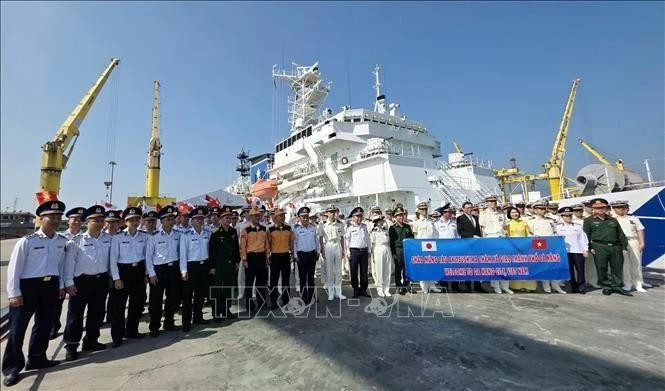 Delegates from both countries at the welcoming ceremony on January 19 for the Japan Coast Guard patrol vessel Akitsushima during its courtesy visit to Da Nang. (Photo: VNA)